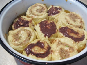 Cozonac cu zahar caramelizat in tava, inainte de coacere