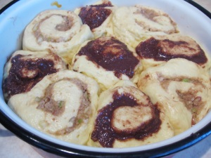 Cozonac cu zahar caramelizat in tava, inainte de coacere