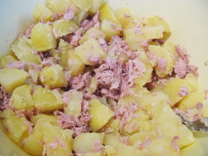 Salata-cartofi-ton-branza-pufoasa-Delaco-2