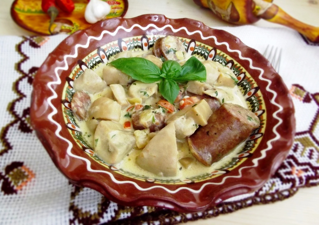 Ciuperci in sos alb cu carnati de casa