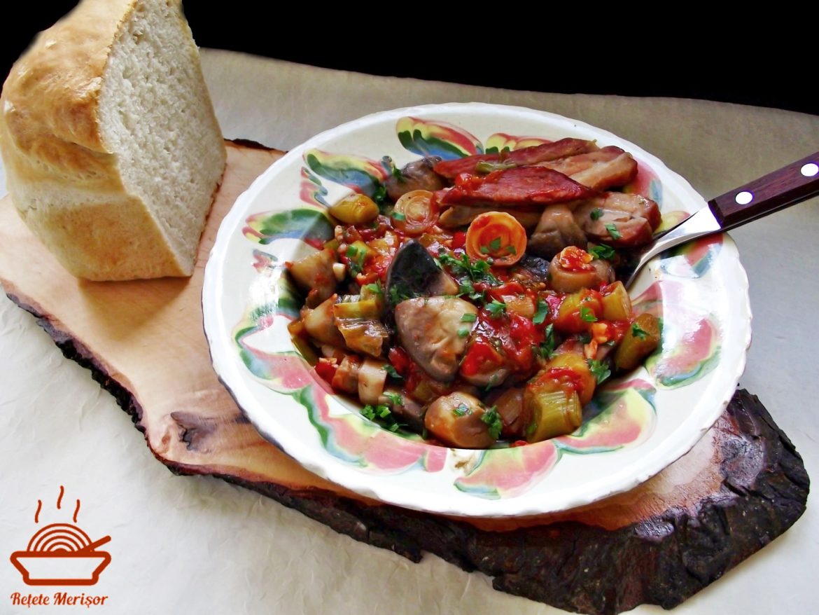 Mancare de ciuperci cu praz si specialitati de porc afumate
