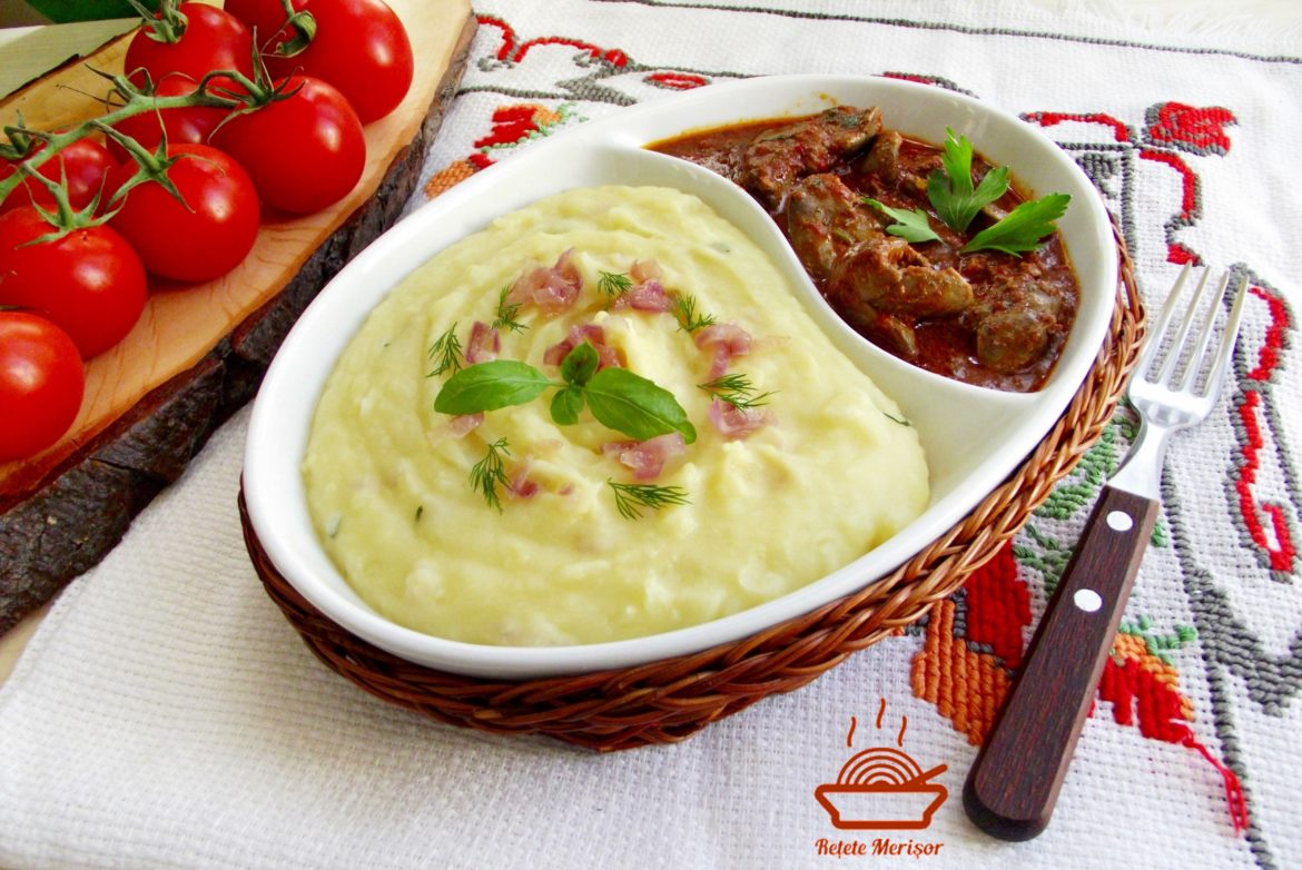 Piure de cartofi cu ceapa caramelizata si parmezan