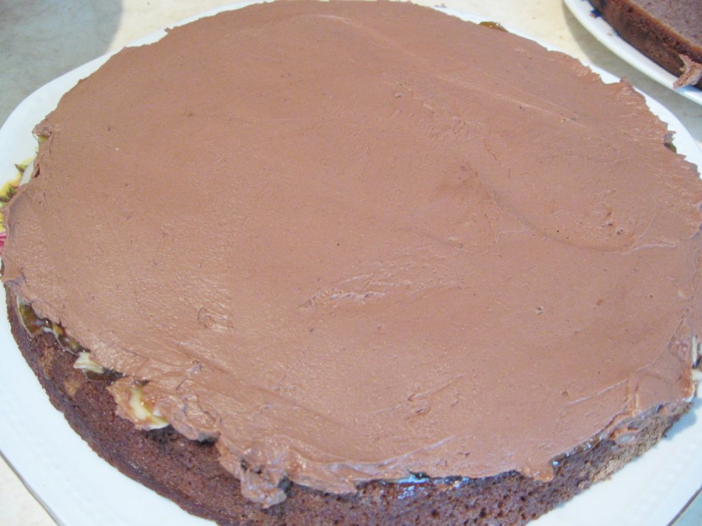 Cremă de ciocolată întinsă peste blat de tort