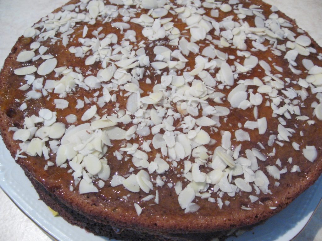 Tort cu ciocolata si gem de caise cu migdale