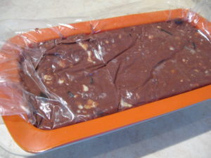 Tort de biscuiti de post in tava de silicon cu folie Tort de biscuiti de post in tava de silicon cu folie