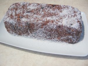 Tort de biscuiti de post pe platou, decorat cu nuca de cocos Tort de biscuiti de post pe platou, decorat cu nuca de cocos