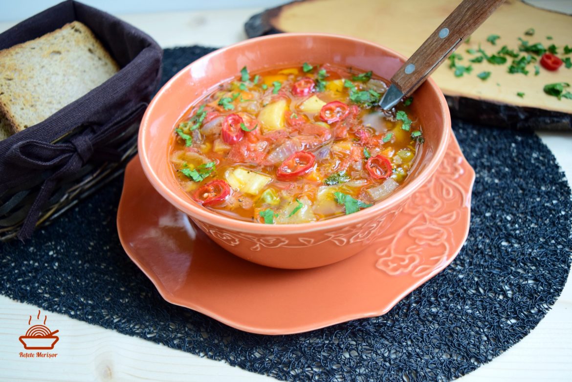 Ciorbă dulce-picantă cu ardei copt și multe legume