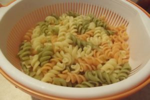 Paste-tricolore-piept-pui-ciuperci-sos-alb-4