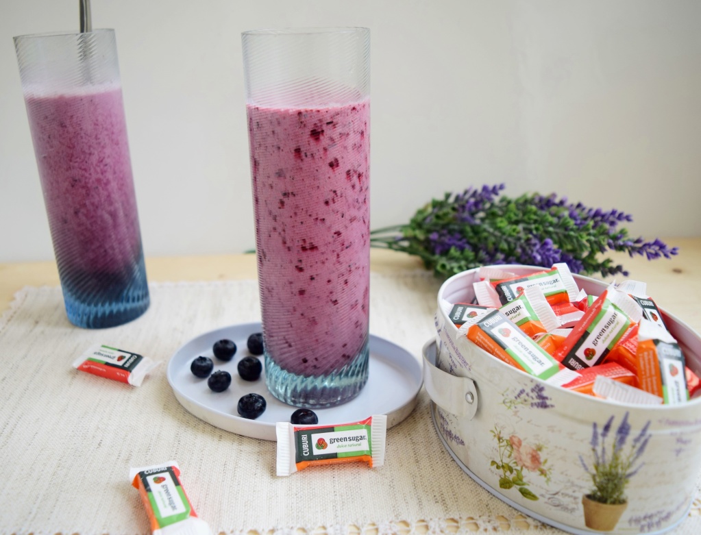 Smoothie cu afine și lapte de cocos