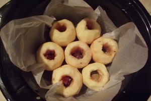 Mere așezate într-o hârtie de copt în interiorul vasului Crock-Pot