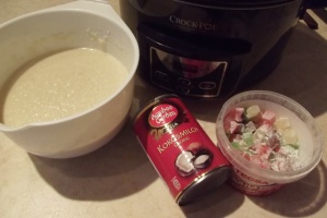 Compoziție pentru blat de tort în bol, o conservă de lapte de cocos, o cutie cu rahat și aparatul Crock-Pot