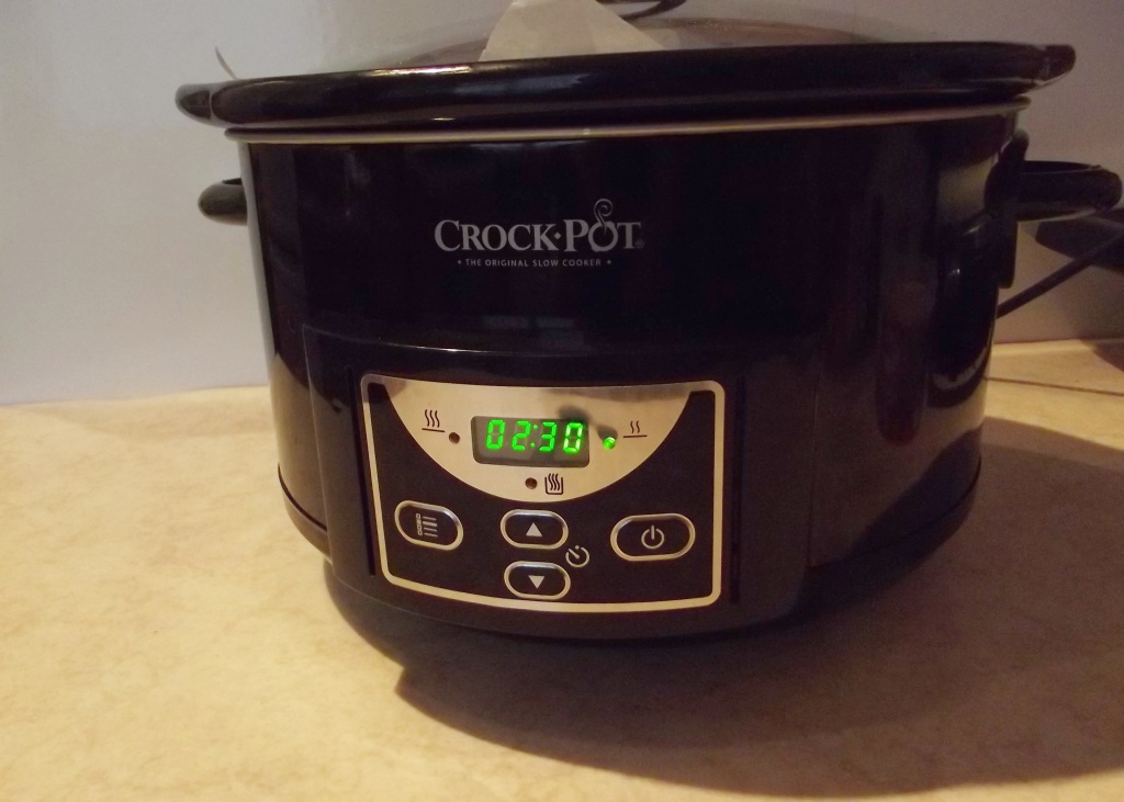 Crock-Pot setat pentru coacerea tortului