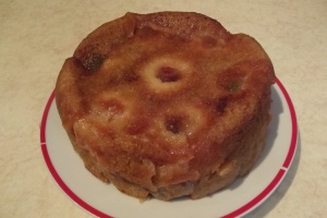 Tort de mere umplute cu gem de gutui pe un platou