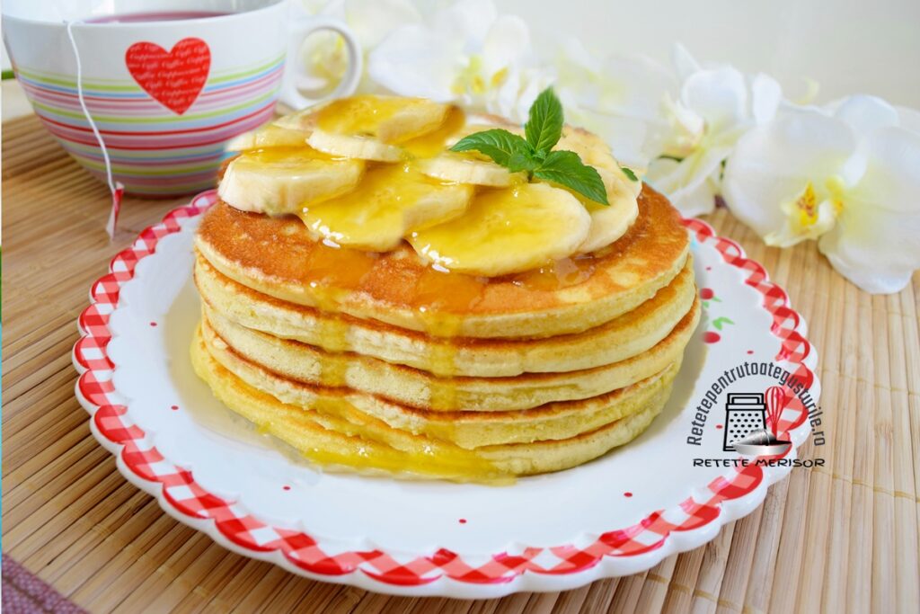 Clătite de post cu banane, decorate cu felii de banane, miere și mentă