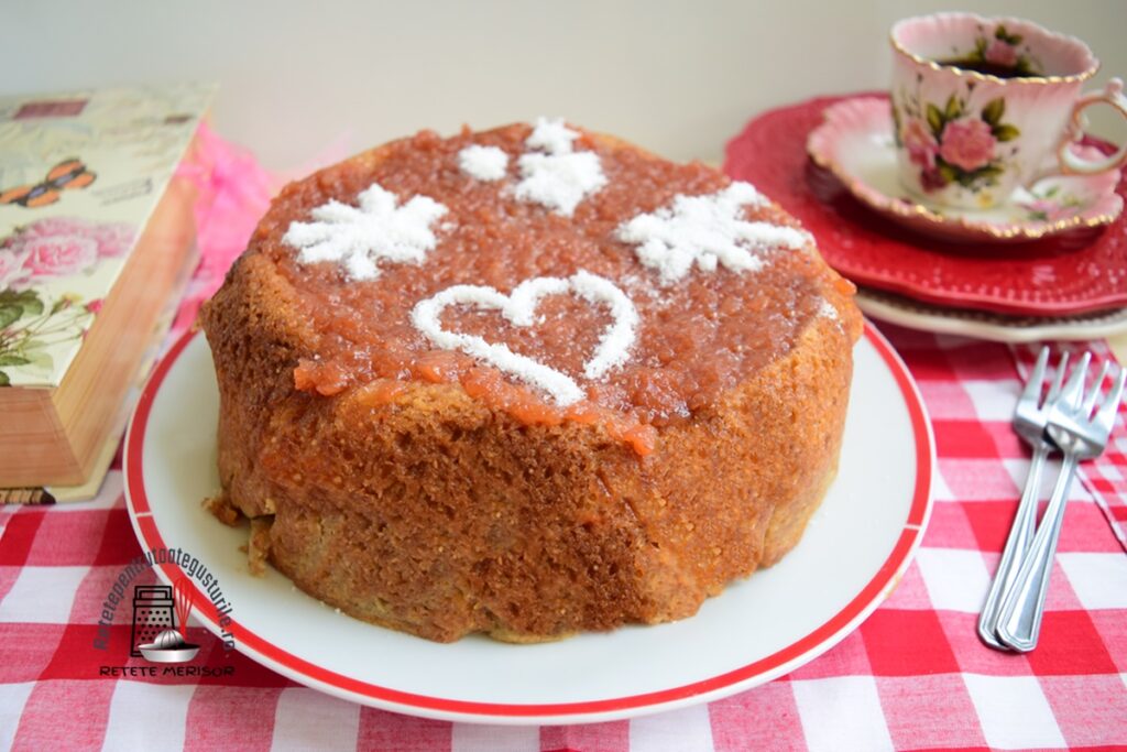 Tort de mere umplute cu gem de gutui pe un platou, alături de o ceașcă de cafea și două furculițe
