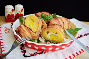 cartofi-umpluti-cu-mozzarella-si-ou-fiert-inveliti-in-bacon-9