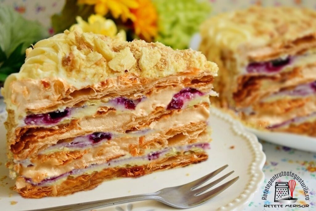Porție de tort Napoleon cu dulceață de coacăze negre Porție de tort Napoleon cu dulceață de coacăze negre