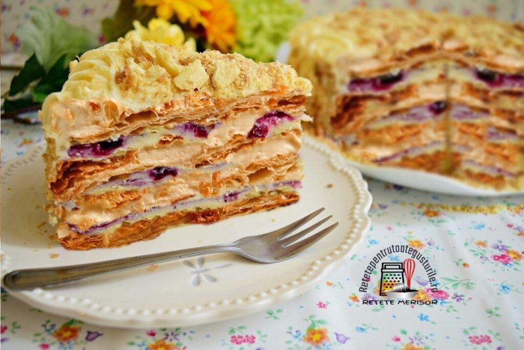 Tort Napoleon cu dulceață de coacăze negre porționat pe farfurie și pe platou Tort Napoleon cu dulceață de coacăze negre porționat pe farfurie și pe platou