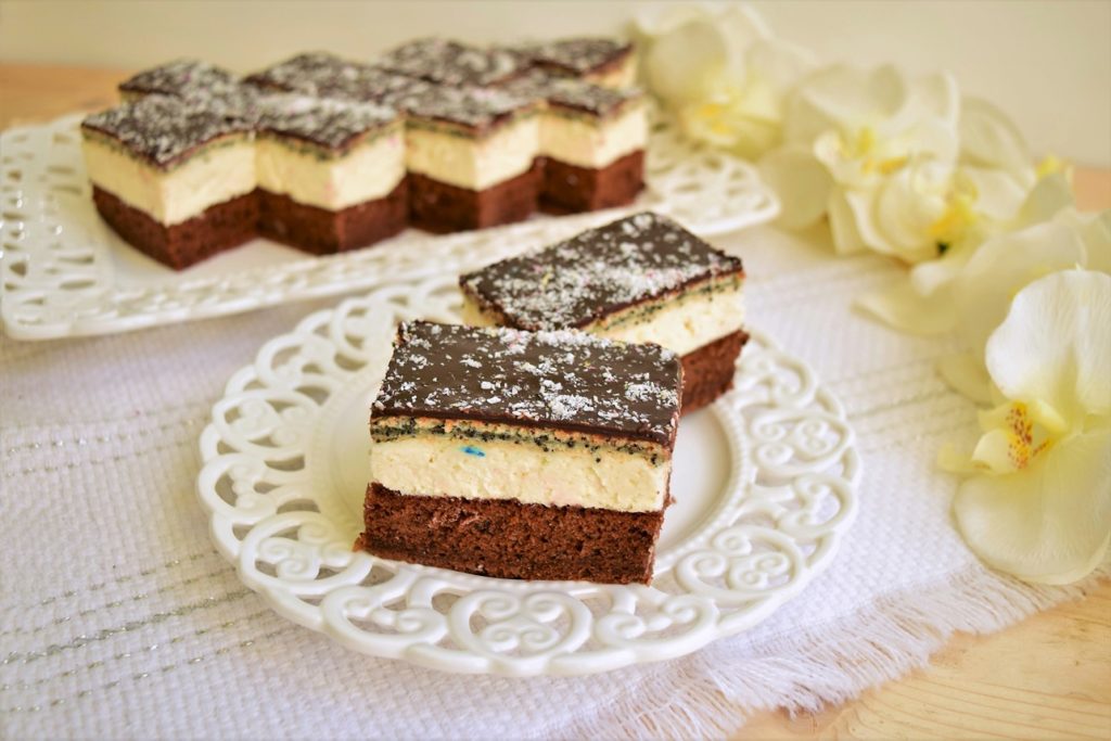 Brownie cu cremă de cocos și mac