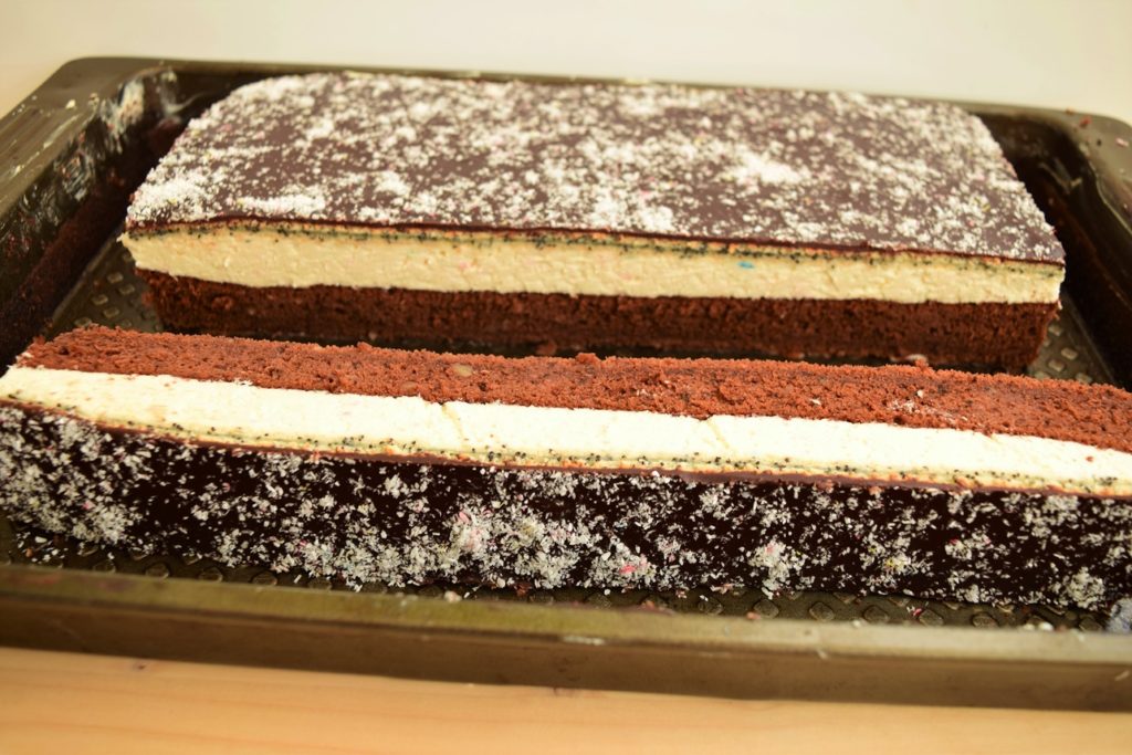 Brownie cu cremă de cocos și mac
