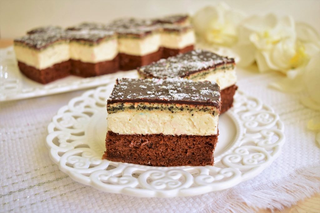 Brownie cu cremă de cocos și mac