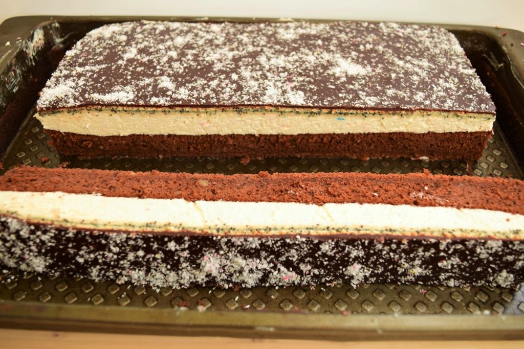 Brownie cu cremă de cocos și mac