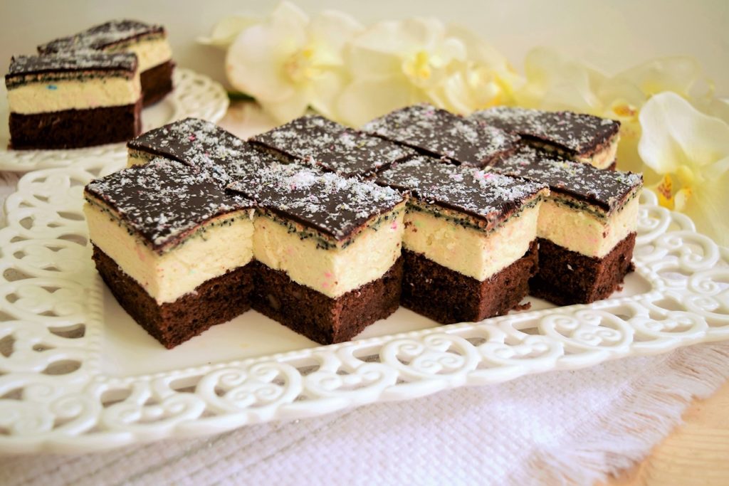 Brownie cu cremă de cocos și mac