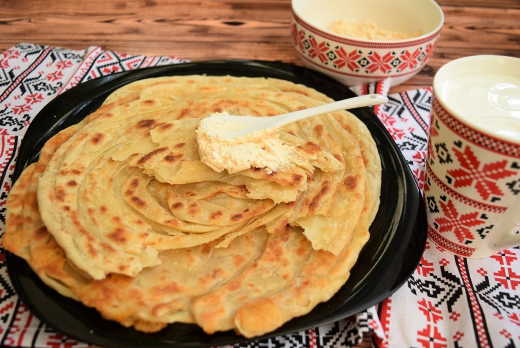 Paratha sau pâine plată foietată preparată la tigaie