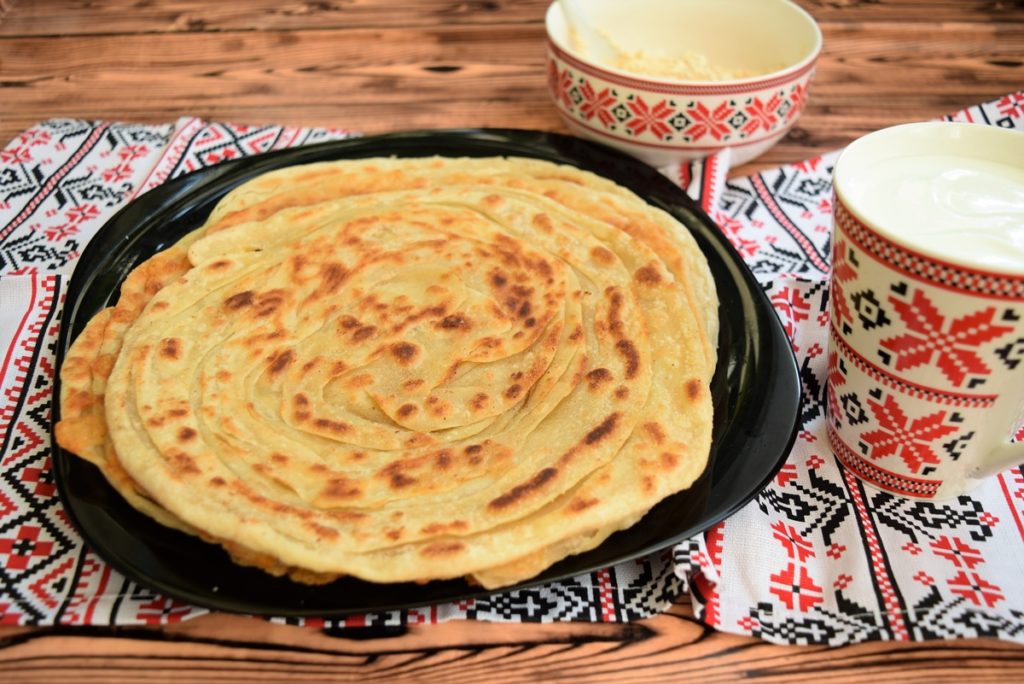 Paratha sau pâine plată foietată preparată la tigaie