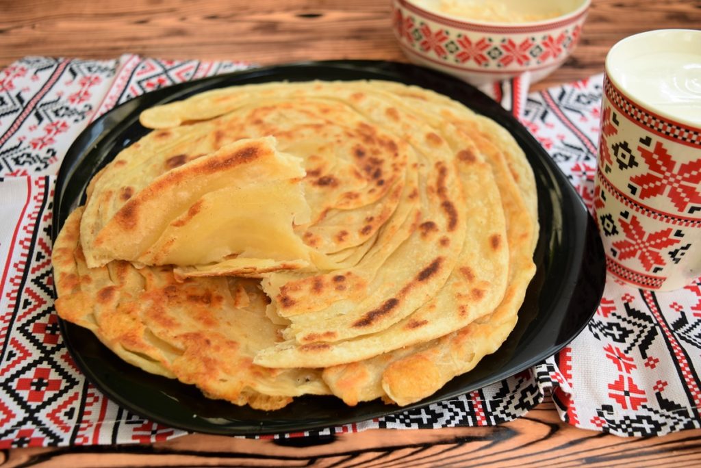 Paratha sau pâine plată foietată preparată la tigaie