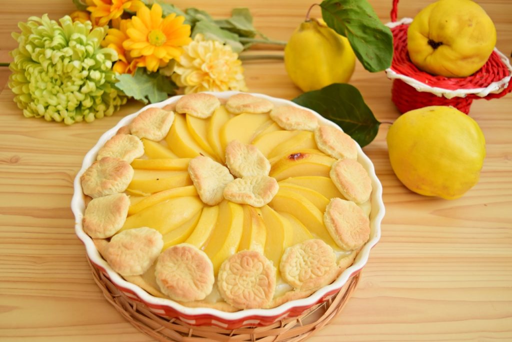 Tartă cu gutui puternic aromată si gust dulce acrișor în tava de copt