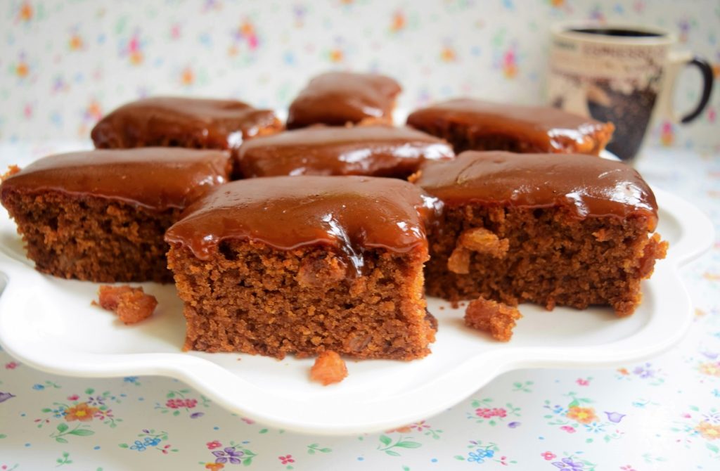 Porții de prăjitură de post cu cafea și zahăr caramelizat