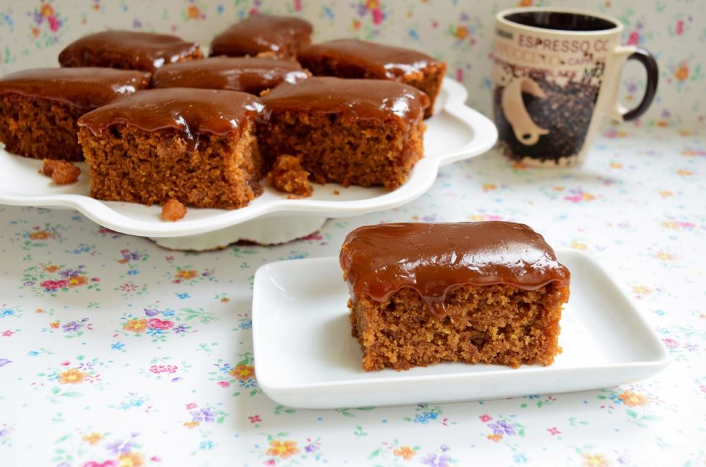 Porții de prăjitură de post cu cafea și zahăr caramelizat