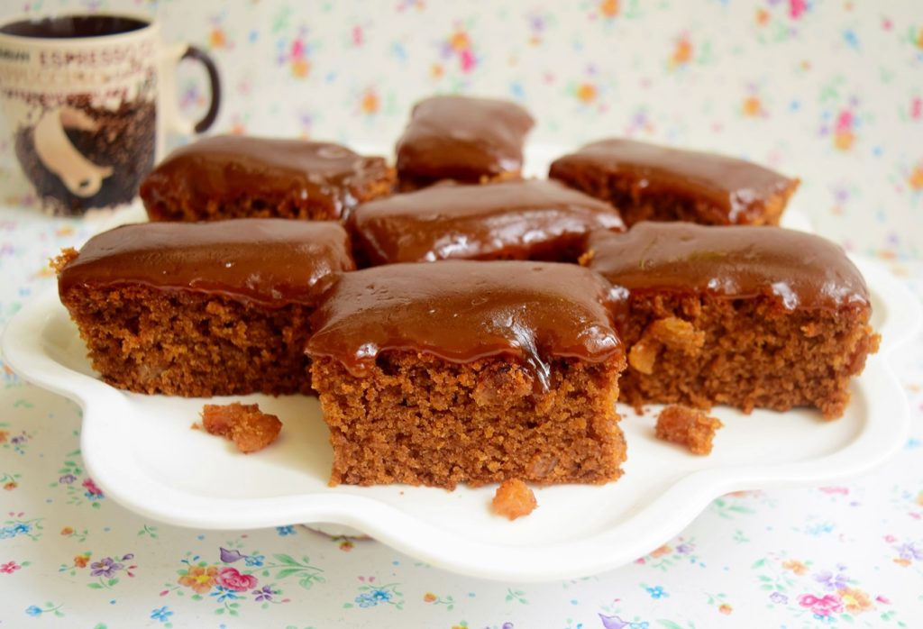 Prăjitură de post cu cafea și zahăr caramelizat porționată