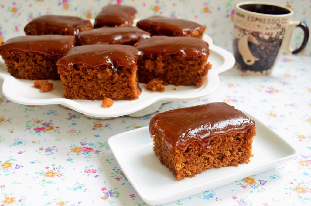 Prăjitură de post cu cafea și zahăr caramelizat porționată