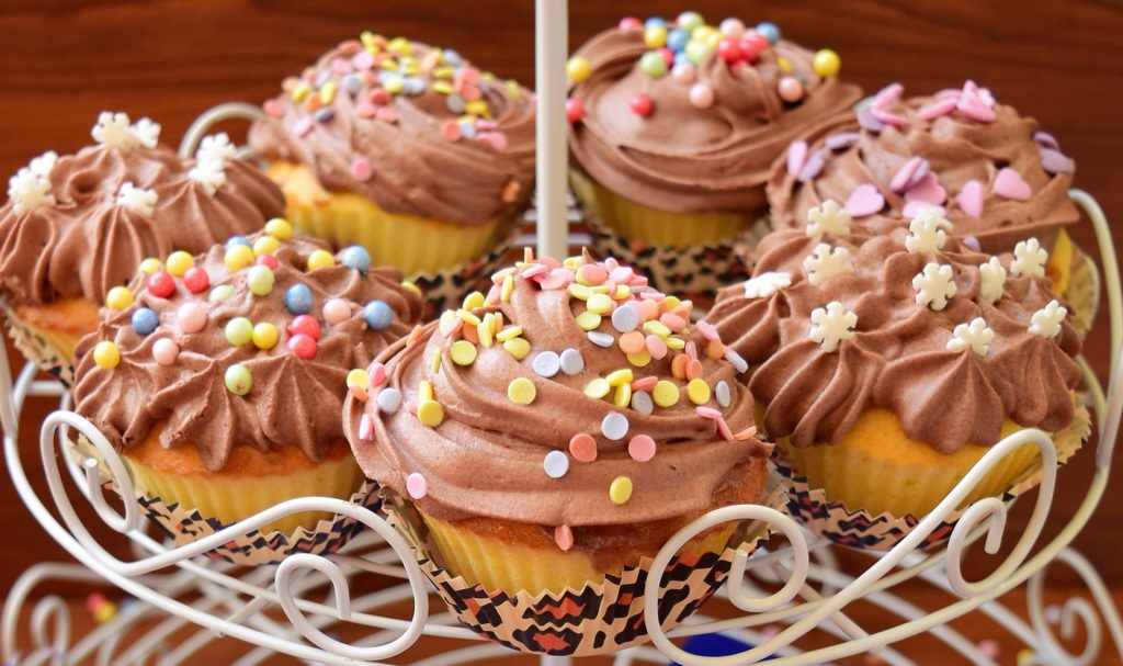 Cupcakes vanilate cu iaurt și vișine