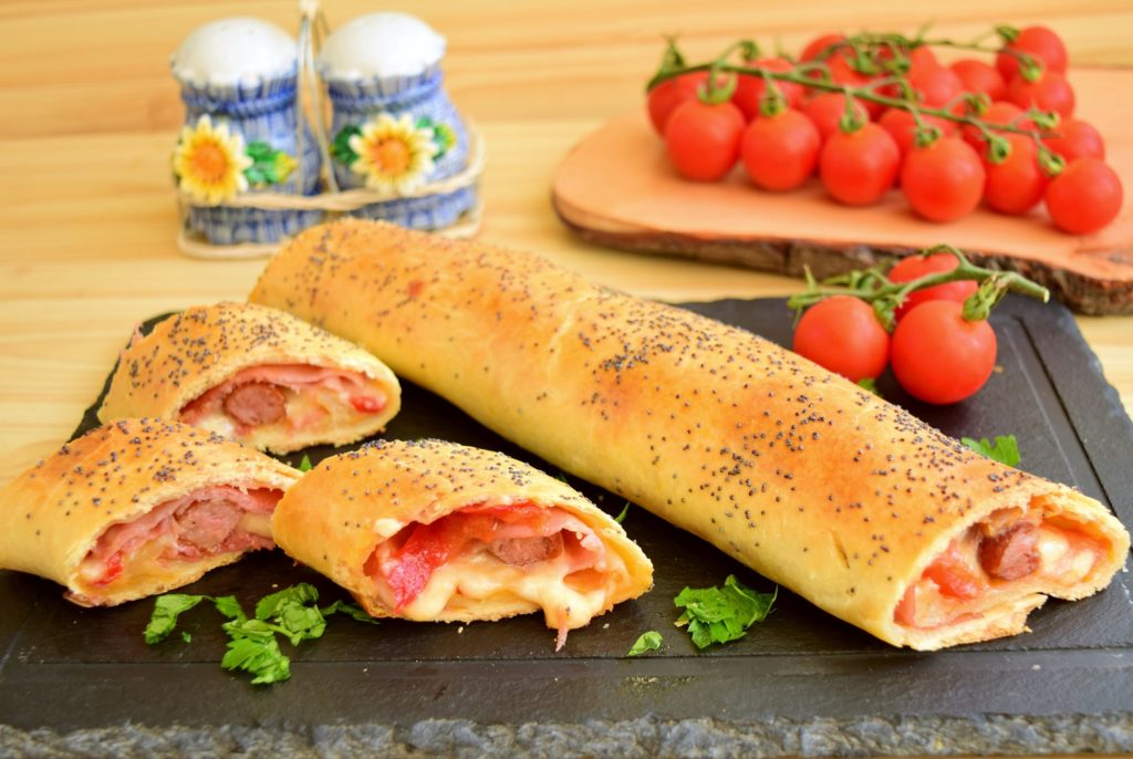 Ruladă cu cârnați și mozzarella în aluat fraged