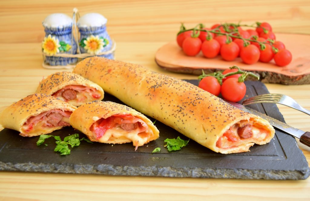 Ruladă cu cârnați și mozzarella în aluat fraged