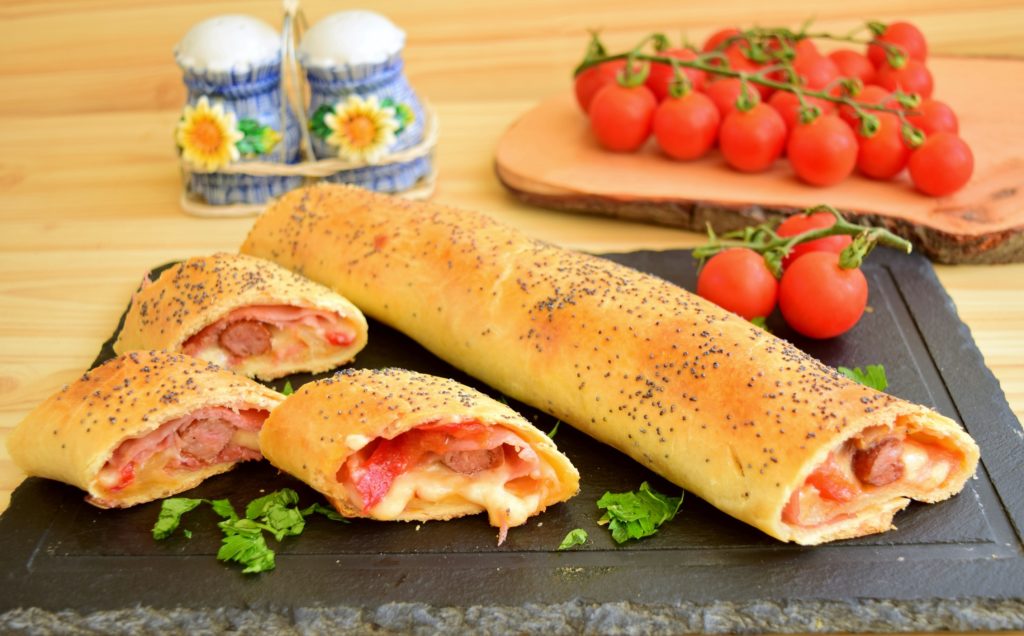 Ruladă cu cârnați și mozzarella în aluat fraged