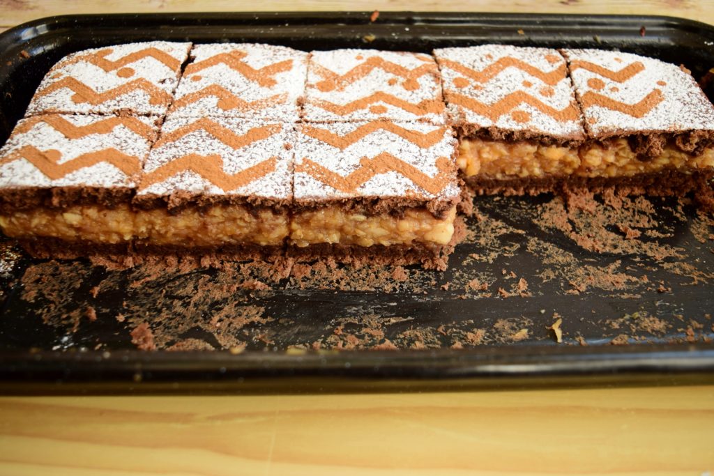 Prăjitură cu mere caramelizate și foi cu cacao
