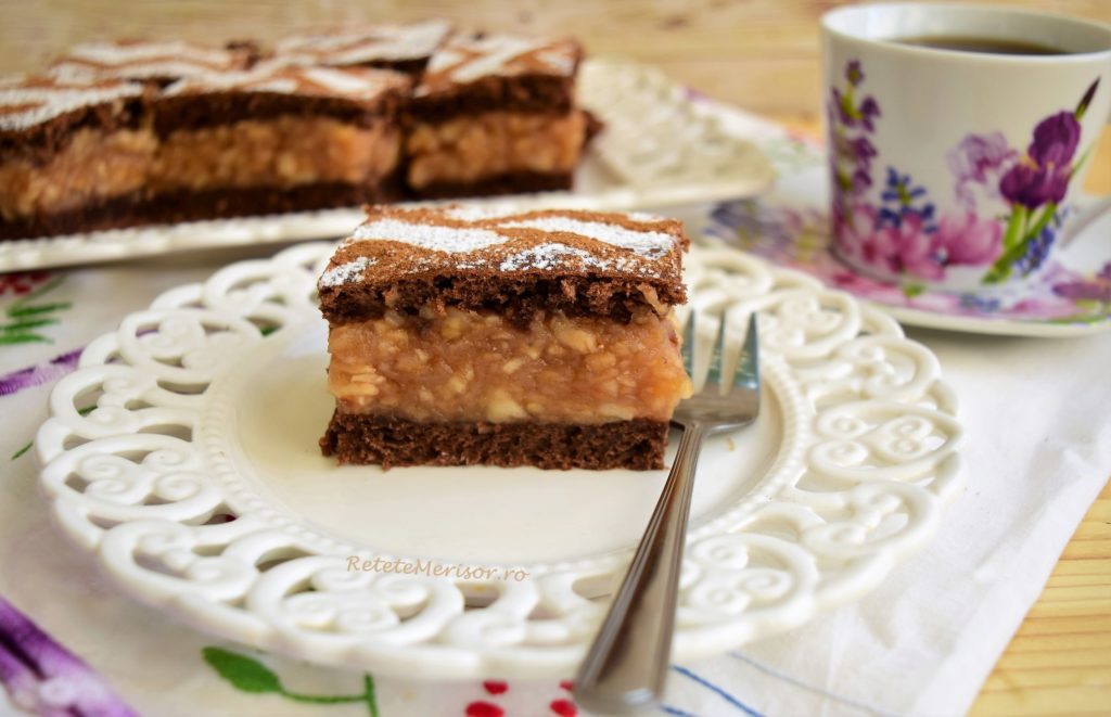 Prăjitură cu mere caramelizate și foi cu cacao