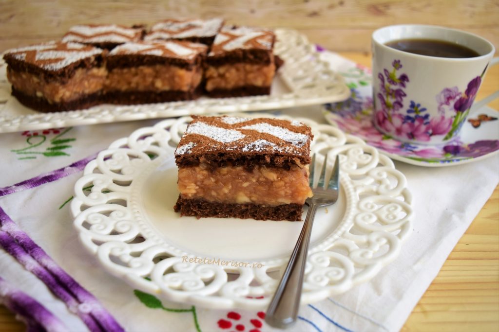 Prăjitură cu mere caramelizate și foi cu cacao