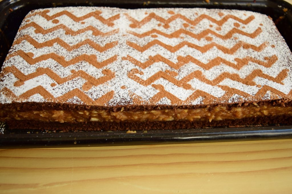 Prăjitură cu mere caramelizate și foi cu cacao