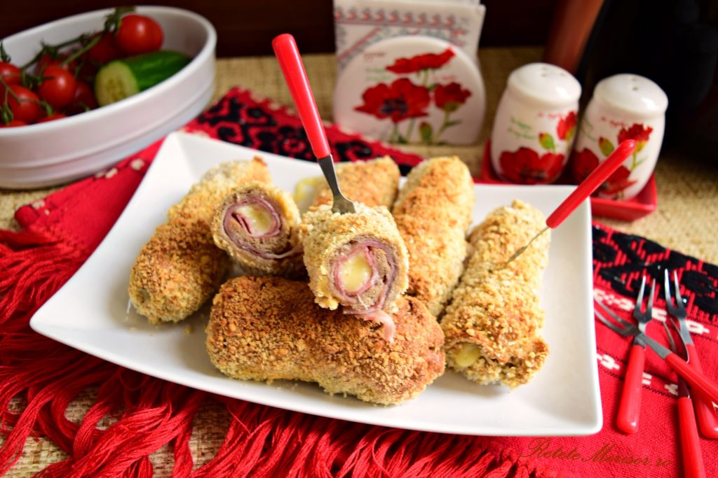 Frigănele din pâine cu ceafă de porc și cașcaval