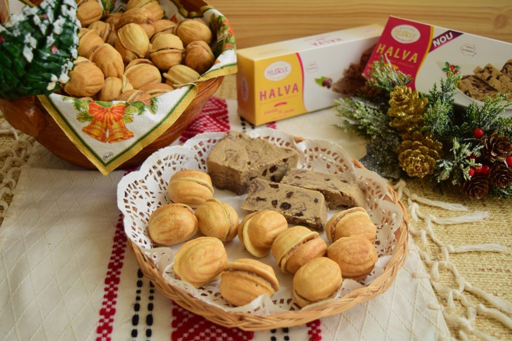 Nuci umplute cu cremă de halva în două coșuri și bucăți de halva