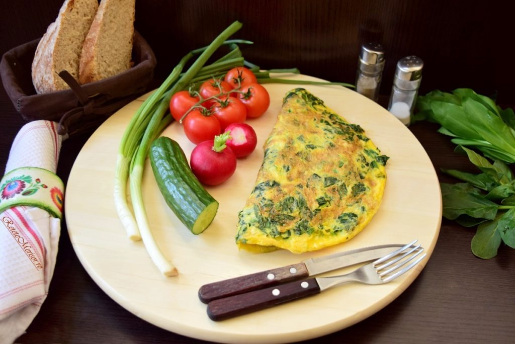 Omletă cu spanac și leurdă