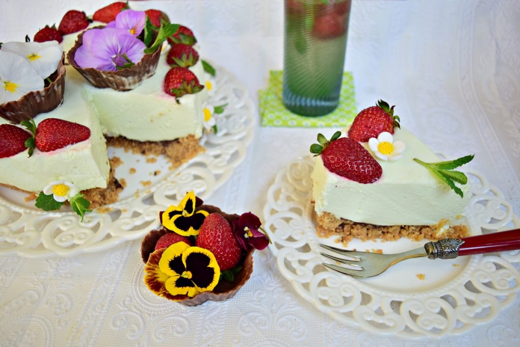 Cheesecake cu aromă de mentă și căpșuni porționat