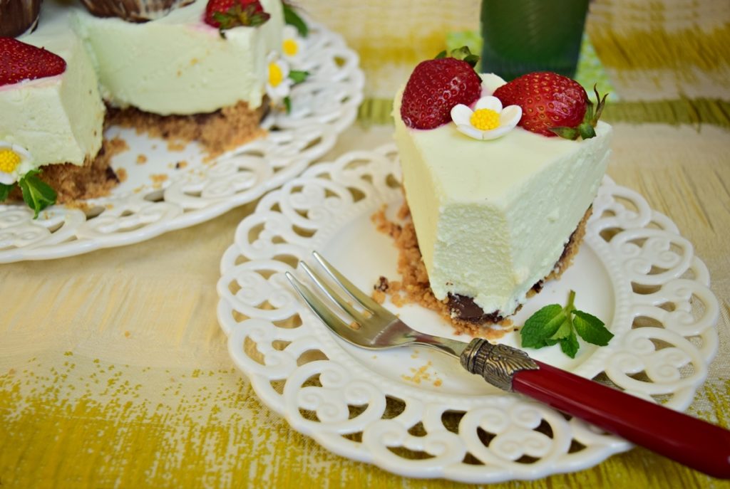 Cheesecake cu aromă de mentă și căpșuni porționat