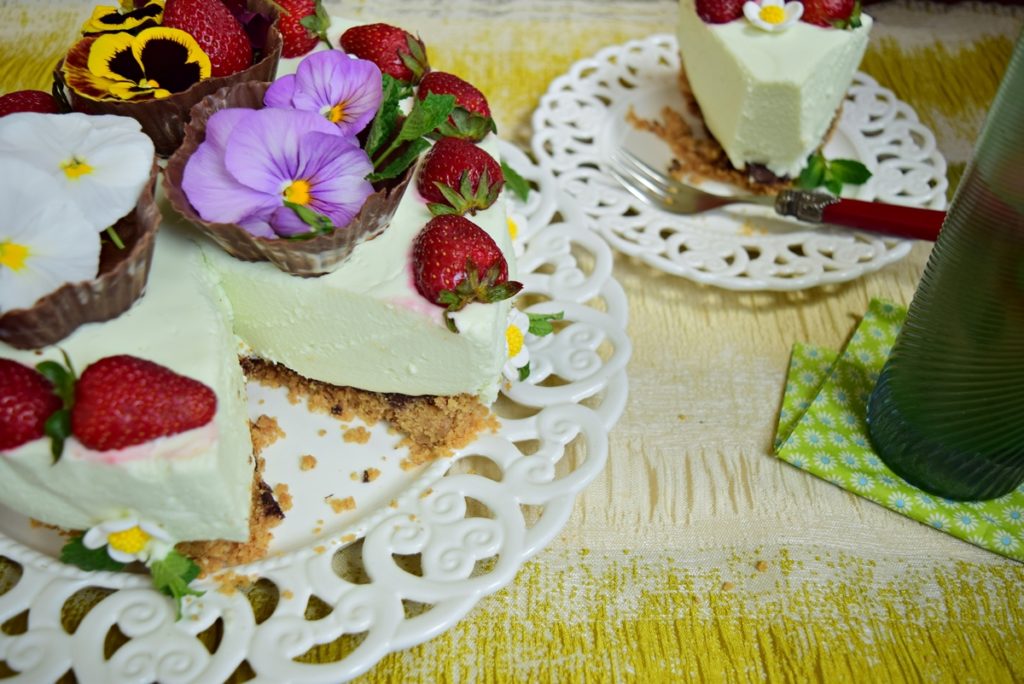 Cheesecake cu aromă de mentă și căpșuni porționat