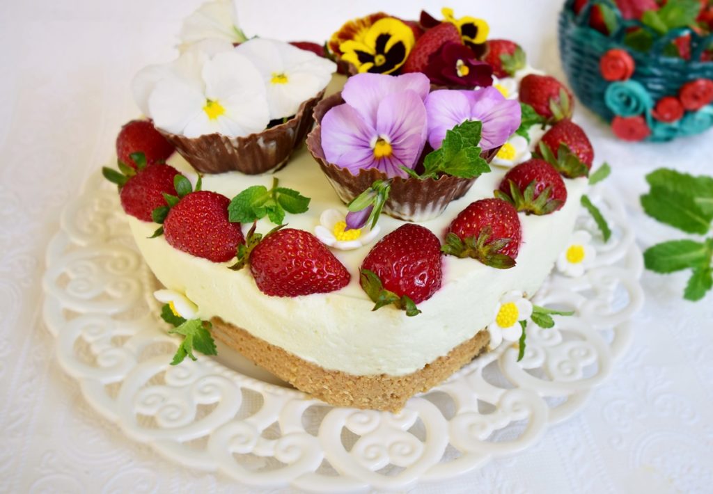 Cheesecake cu aromă de mentă și căpșuni